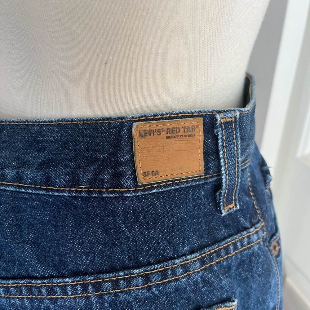Item 085: EUC Levi’s Red Tab Denim Dark Wash Midi Skirt (Size 6) - Picture 5 of 6